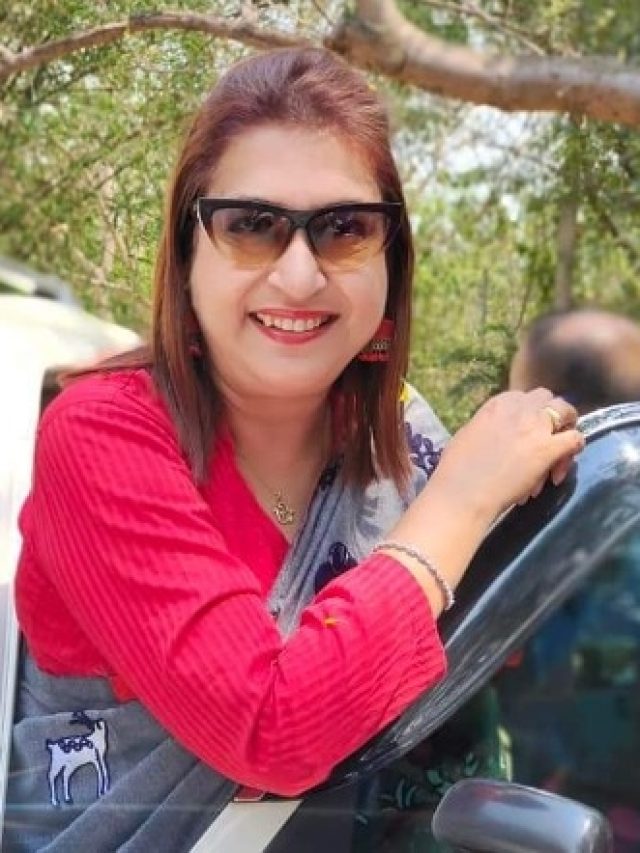 শতাব্দীর যেন টাকার পাহাড়, কত গয়না, সম্পত্তি জানেন?