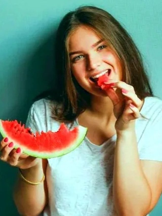 তরমুজ খেতে গিয়ে বীজও গিলে ফেলছেন, ক্ষতি হচ্ছে না তো?