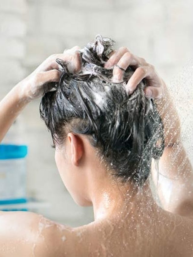 শ্যাম্পু করার সময় এই ভুলেই ঝরে গোছা গোছা চুল