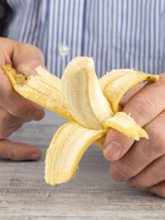 কলার মধ্যে থাকা সরু সুতোটা ফেলে দেন? জানেন খেলে কী হয়