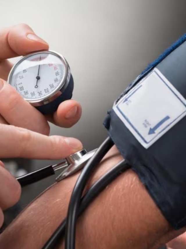 ব্লাড প্রেসার হঠাৎ বেড়ে গেছে? কী করবেন জেনে রাখুন