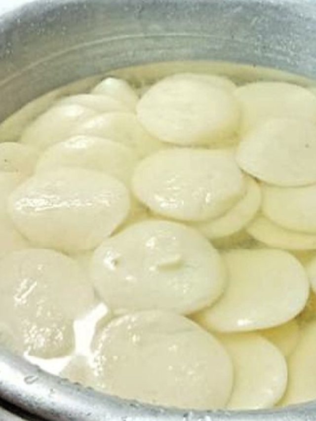 গোলগাল-নধর ছাড়ুন, কালীঘাটের বিখ্যাত চ্যাপ্টা রসগোল্লা খেয়েছেন? রেসিপি