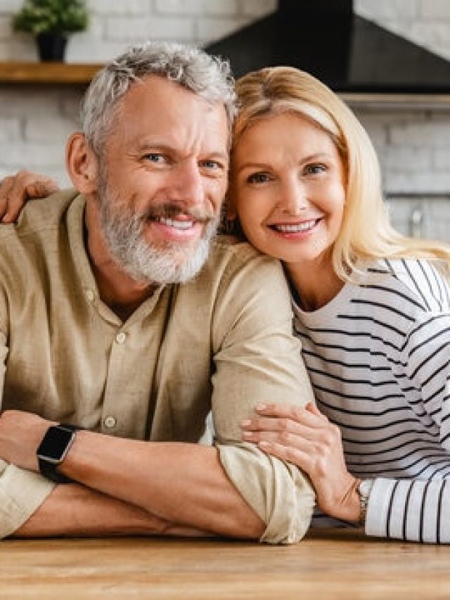 ৩৫ বছর বয়সে হঠাৎ কাউকে ভাল লাগল, মাঝ বয়সে প্রেমে পড়া আদৌও উচিত?