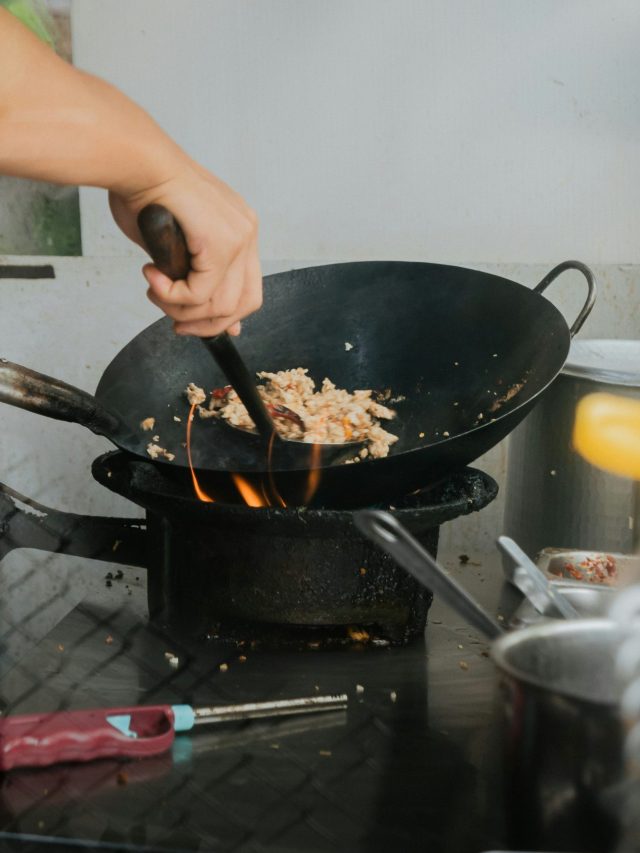 লোহার কড়াইতে ৪ রান্না নৈব নৈব চ, খাবারের পুষ্টি ধ্বংস করে দেয়