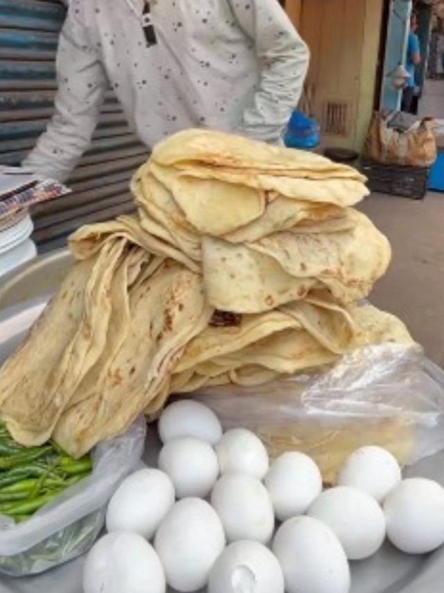 শিয়ালদা স্টেশনে বিক্রি হয়, বাড়িতেই বানান গুমার বিখ্যাত তেল ছাড়া পরোটা