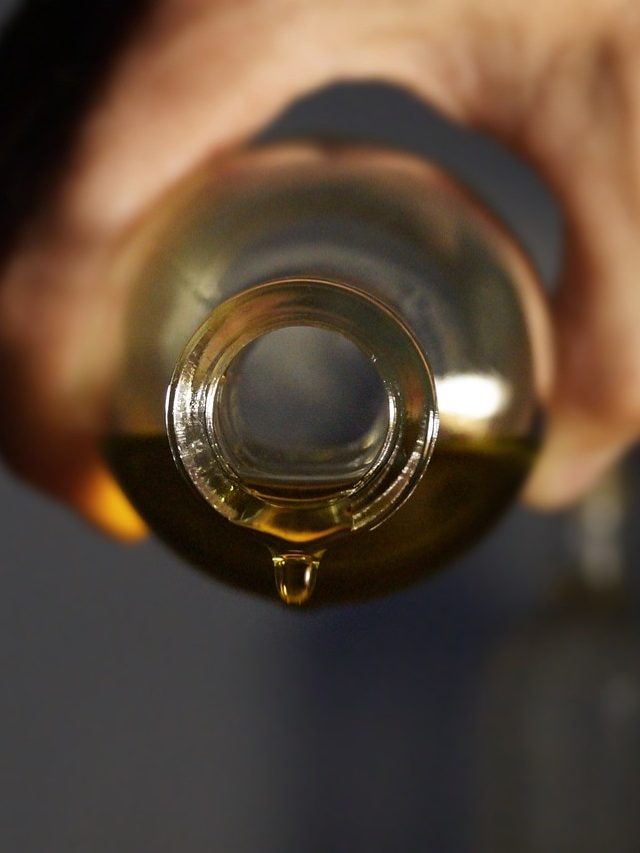 ৬০-বছর বয়সেও উপচে পড়বে যৌবন, লাগবে এক ফোঁটা নারকেল তেল