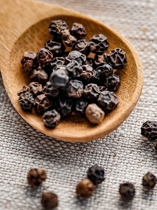 গোলমরিচের ৫ দানা নিয়ে সাতপাক, বাধ্য ছেলের মতো ঘুরবে ভাগ্য