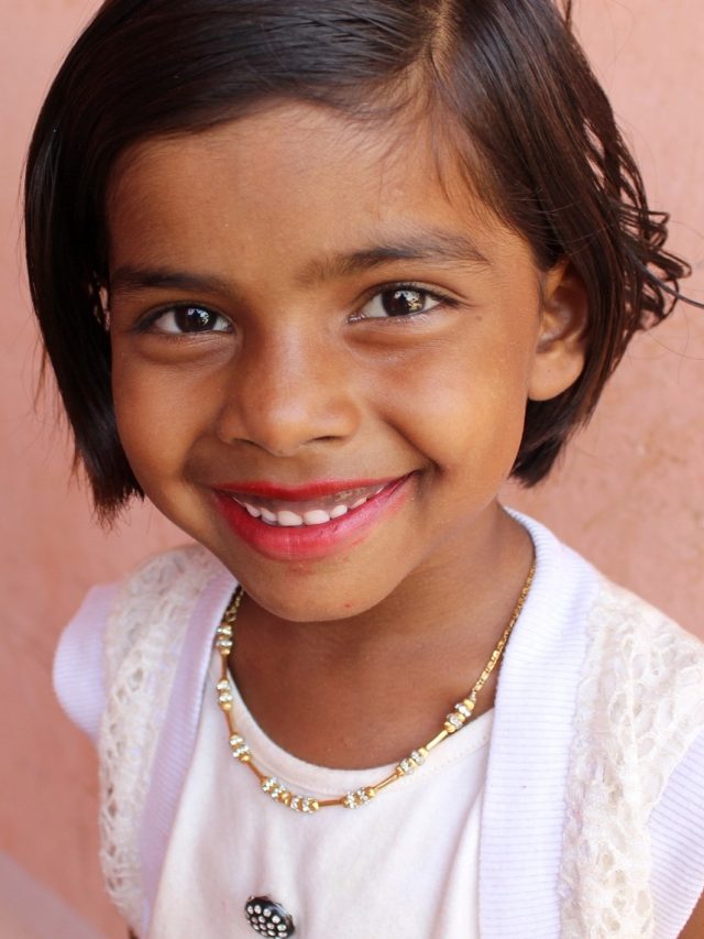 সন্তান সবসময় হাসি-খুশি থাকুক চান? তাহলে বাবা-মা হিসেবে করুন এই কাজ