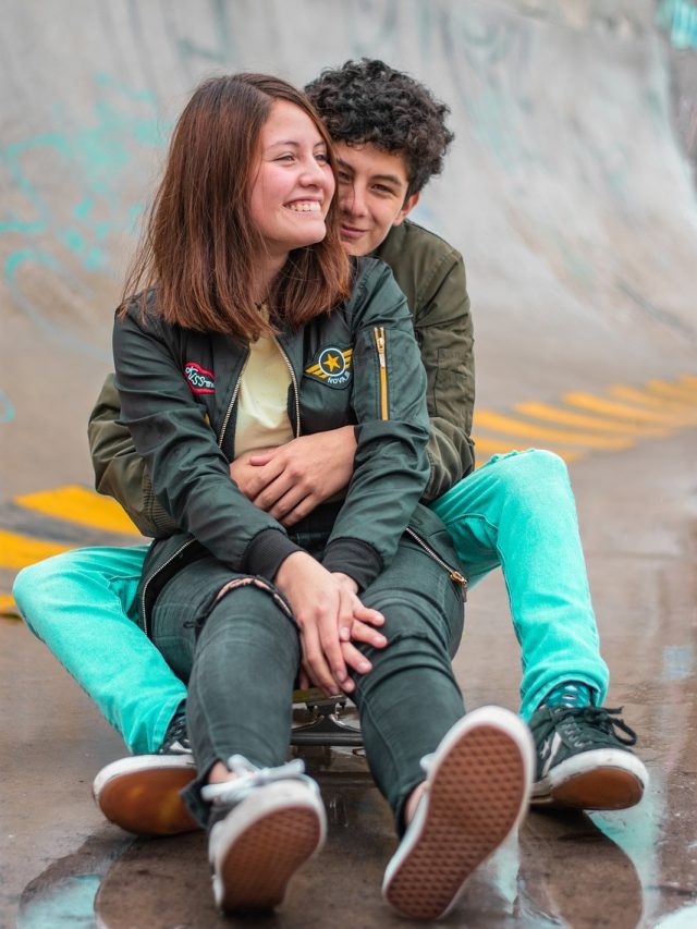 মেয়েটা কি আপনাকে মনে মনে ভালবাসে? এই ৮ লক্ষণেই বুঝে যাবেন