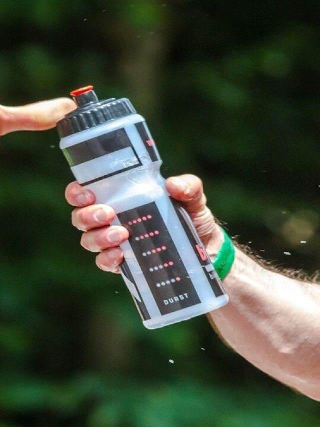 গরমে জলের বোতলে ভ্যাপসা গন্ধ? পরিষ্কার করুন এভাবে