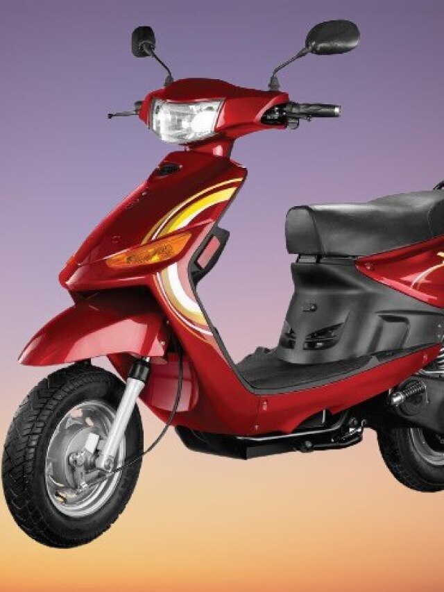 বাইক বা স্কুটি চালানোর সময় সবাই যে ভুলটি করে