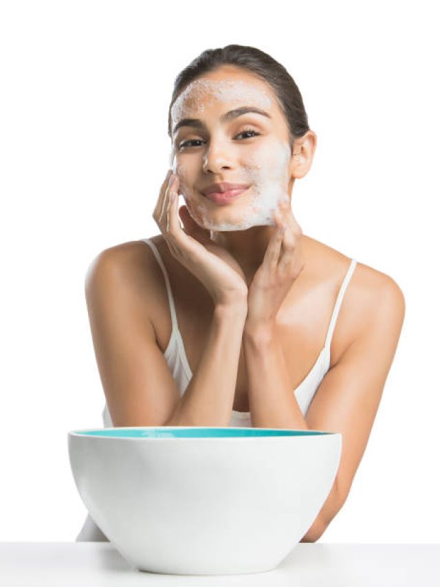 সকালে নাকি রাতে ঘুমোনোর আগে, ফেশওয়াশ করার সঠিক সময় কোনটা?