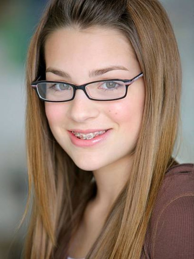 চশমার কাচে দাগ-ছোপ? এভাবে পরিষ্কার করলে সব উঠে যাবে