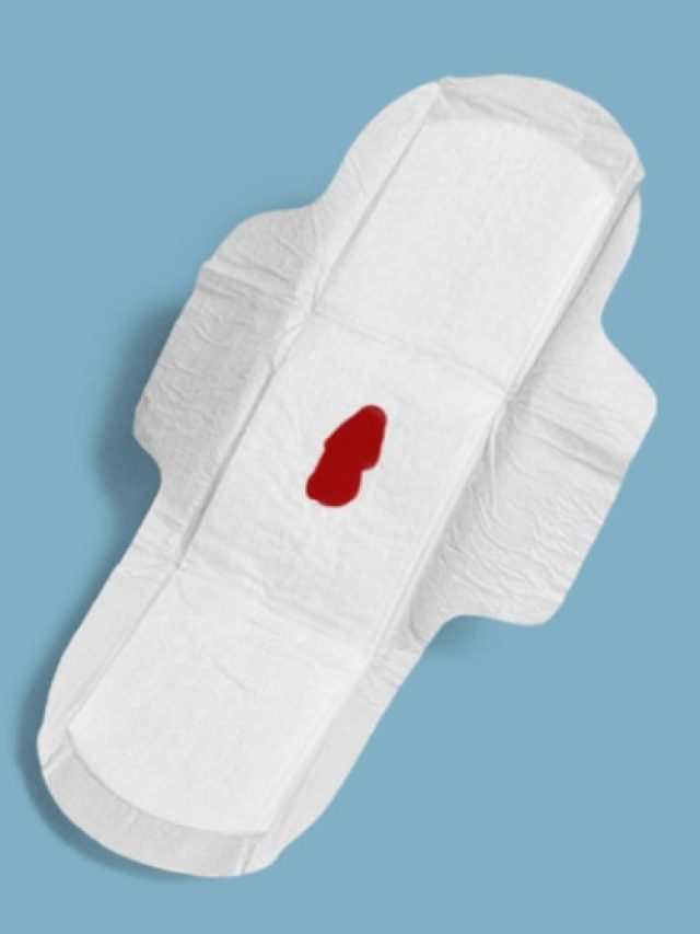 প্রথম পিরিয়ডে রক্ত দেখে ভীত সন্তান? জানুন ঠিক কোন বয়সে জানানো উচিত