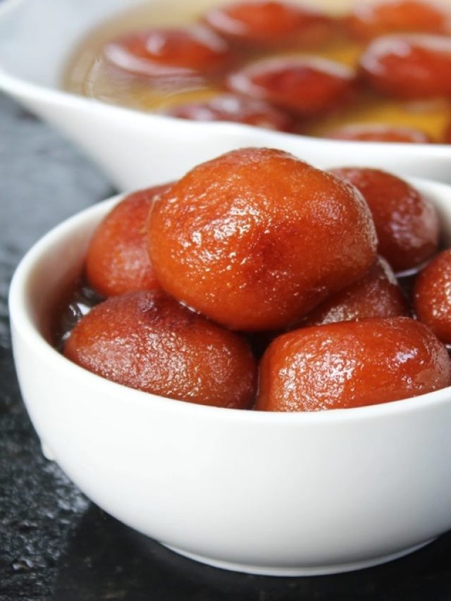 তৈরি হলেই মুখে পুরবেন টপাটপা! এই রেসিপিতে বানান পান্তুয়া