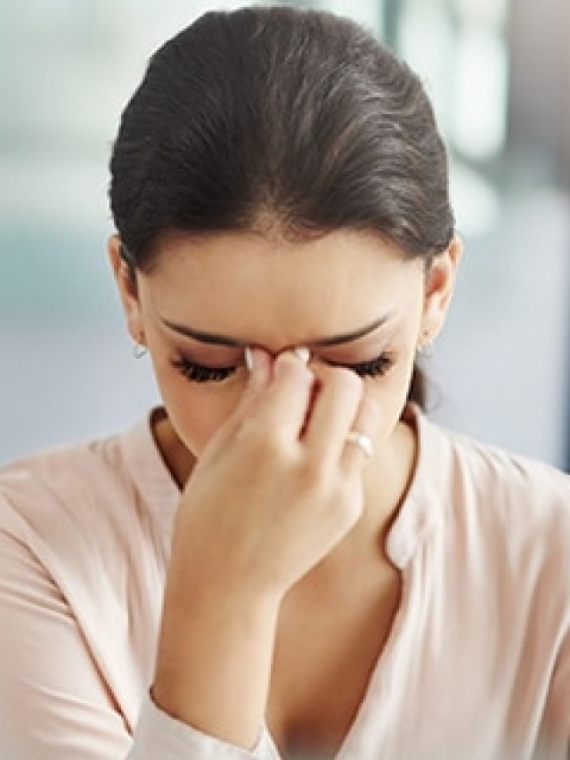 যন্ত্রণায় ফাটছে মাথা, হাতের কাছে নেই ওষুধ, জানুন চট করে সারিয়ে ফেলার উপায়