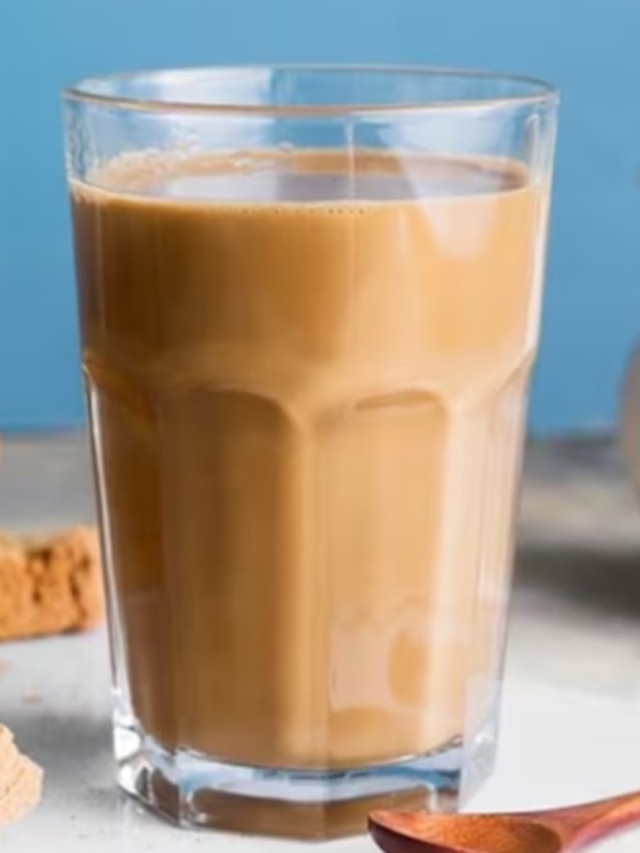 চা খাওয়ার কতক্ষণ আগে বা পরে জল খাবেন? সুস্থ থাকতে জানুন