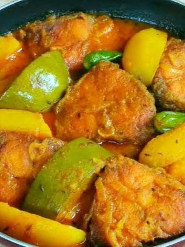 লাল টমেটো সঙ্গে ধনেপাতা, গরমে পেটের শান্তি পাতলা কাতলার ঝোলে