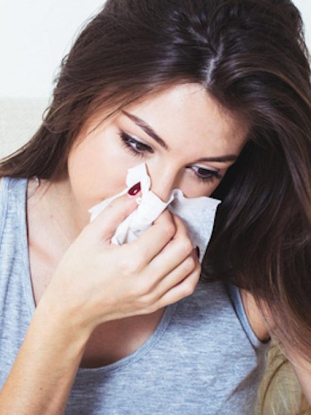 হলদেটে সর্দি জমে নাক পুরো বন্ধ! হচ্ছে শ্বাস নিতেও কষ্ট, এই উপায়ে খুলবে নাক