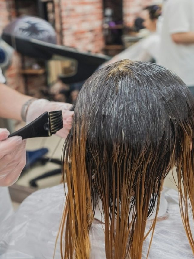 হেনা দিয়ে বাড়িতেই চুল রং করা যায়! এভাবে পার্লারের খরচ বাঁচবে