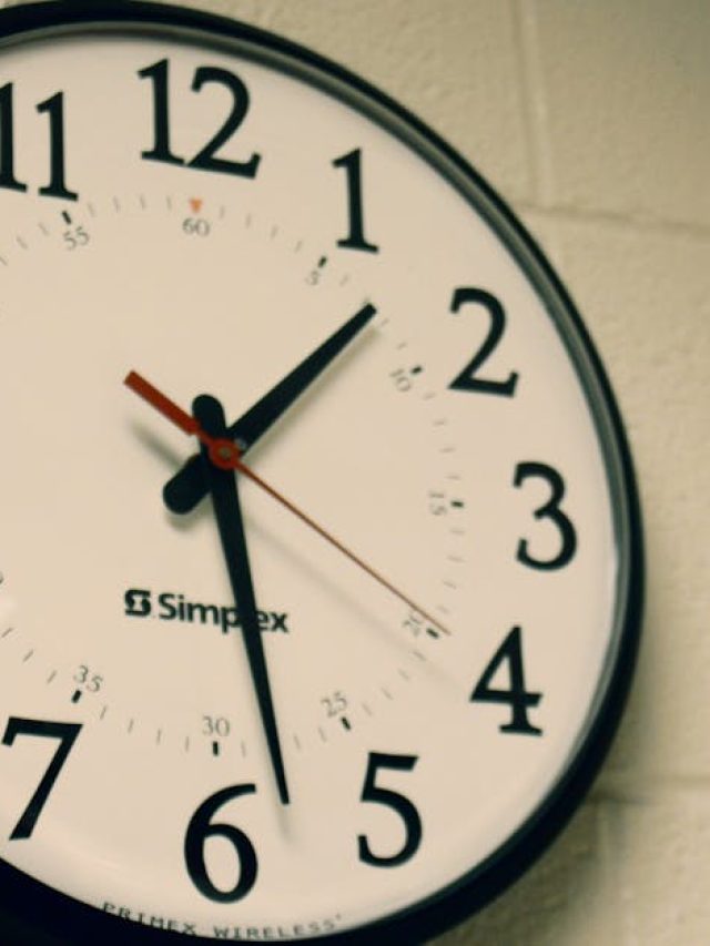 বাড়ির ঠিক এদিকে রাখুন ঘড়ি, দেখবেন টাকার অভাব হবে না