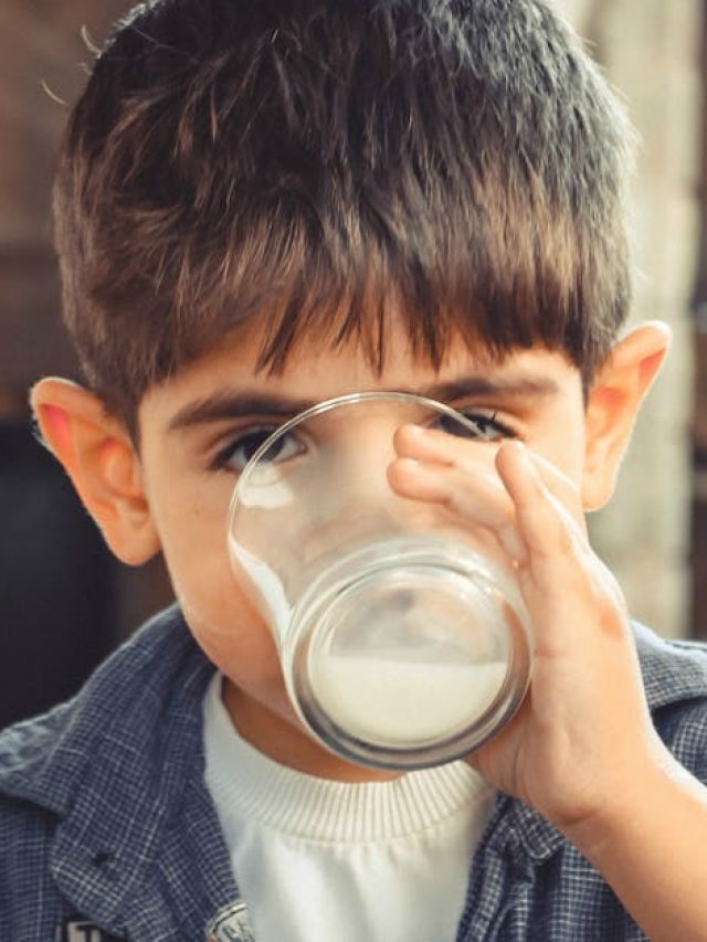 দুধের সঙ্গে বাচ্চাকে এই ২ জিনিস দিলে উপকার নয়, উল্টে হিতে বিপরীত