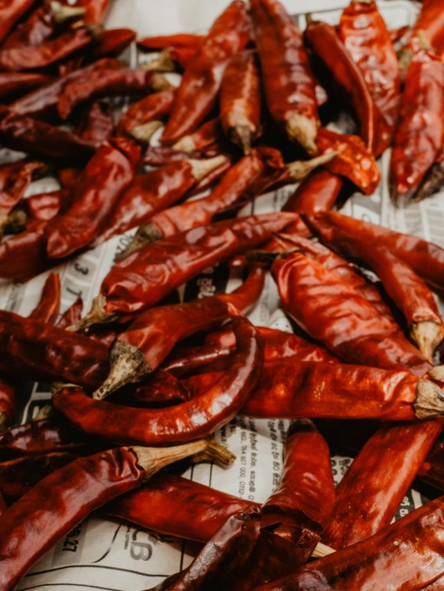 অর্থকষ্ট জীবন থেকে উবে যাবে, মাত্র ৭টি শুকনো লঙ্কা এখানে রেখে দিন