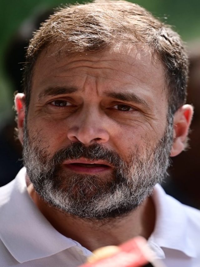 राहुल गांधी चलाते दिखे इतने लाख का फोन, यहां जानिए फीचर्स