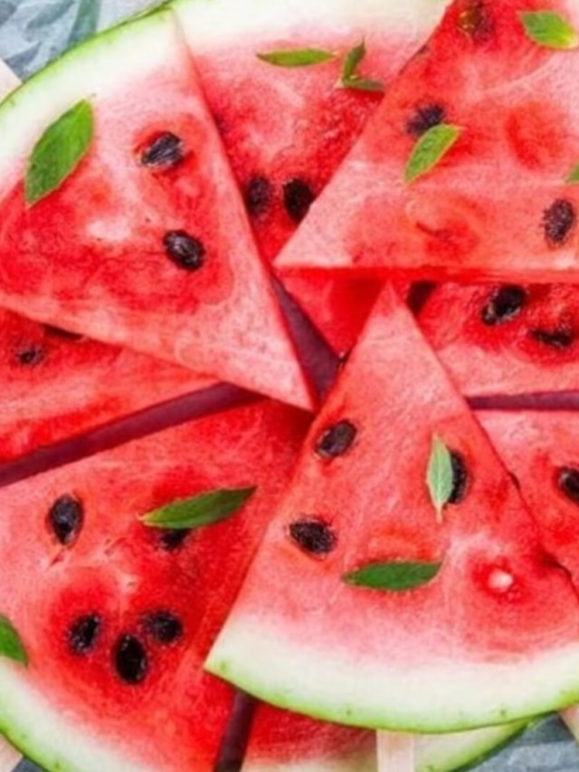 না কেটেই এই ৪ ট্রিকসে বাজার থেকে কিনুন রসালো ও মিষ্টি তরমুজ