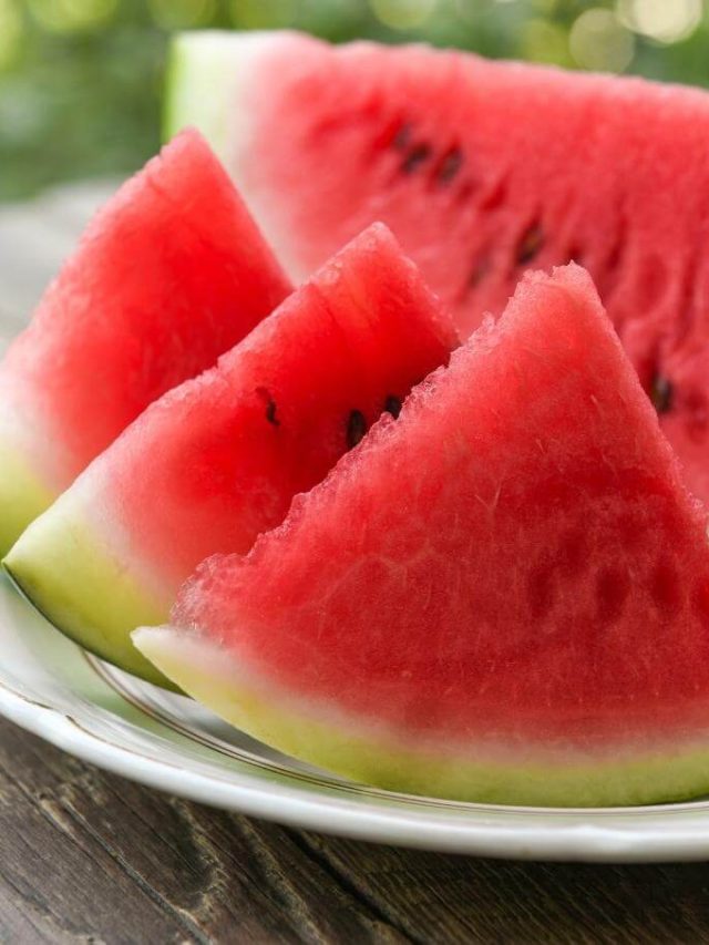 খেলেই ঠান্ডা শিহরণ বয়ে যাবে শরীরে, ফ্রিজে রাখা তরমুজ খেলে কী হয়?