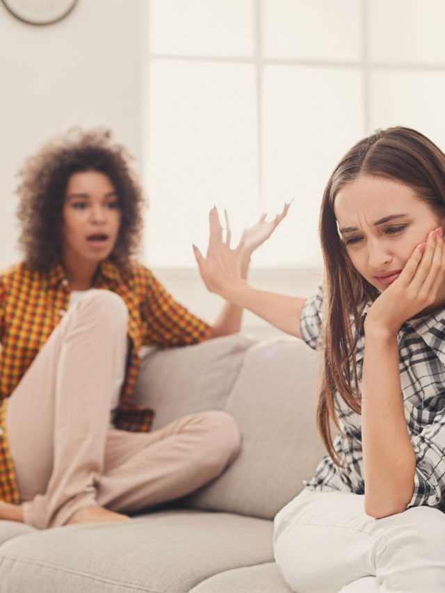 বন্ধু বেশে জীবনে বিষ ঢালছে? 'টক্সিক' মানুষদের চিনুন এইভাবে