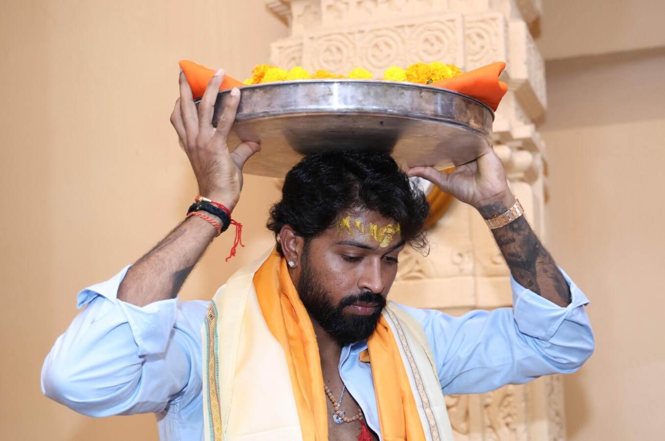 महादेव की शरण में पहुंचे MI के कप्तान हार्दिक पंड्या, सोमनाथ मंदिर में की  पूजा - Ipl 2024 hardik pandya visits somnath temple in gujarat watch the  video mumbai indians captain tspo