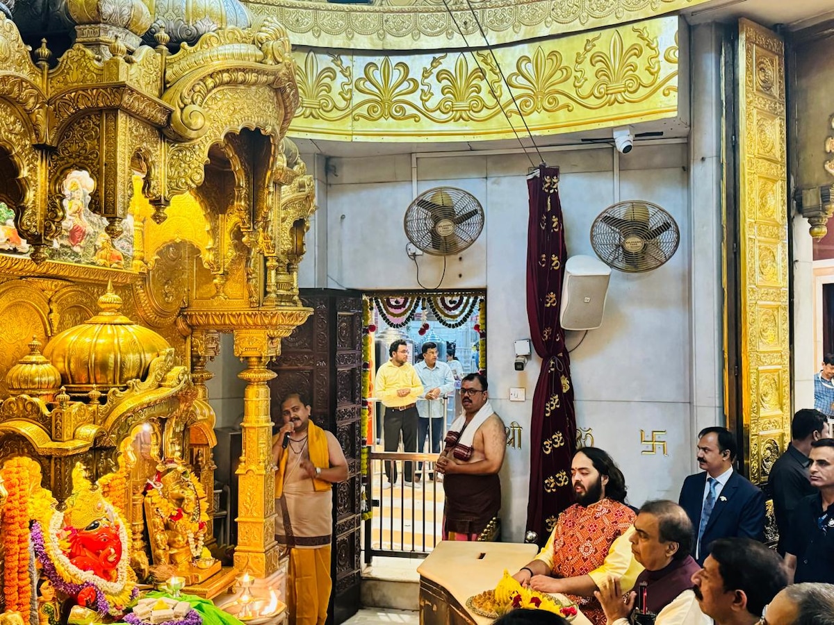 जन्मदिन पर सिद्धिविनायक मंदिर पहुंचे मुकेश अंबानी, अनंत भी रहे साथ...  देखें तस्वीरें - Mukesh ambani with anant ambani reached siddhivinayak  temple on his birthday see photos tutd