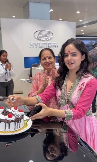 तारक मेहता...' की सोनू ने खरीदी नई कार, पूरा किया मां का सपना, परिवार संग मनाया जश्न - Taarak mehta ka ooltah chashmah 26 years old palak sindhwani aka sonu buys new