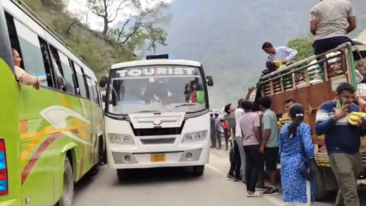 यमुनोत्री धाम में उमड़ी भीड़, कई किलोमीटर तक लंबे जाम में फंसे श्रद्धालु