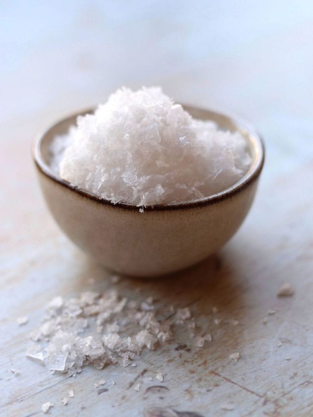 বর্ষায় নুন ভিজে কাদা কাদা হবে না, কৌটোয় রেখে দিন এই দানা