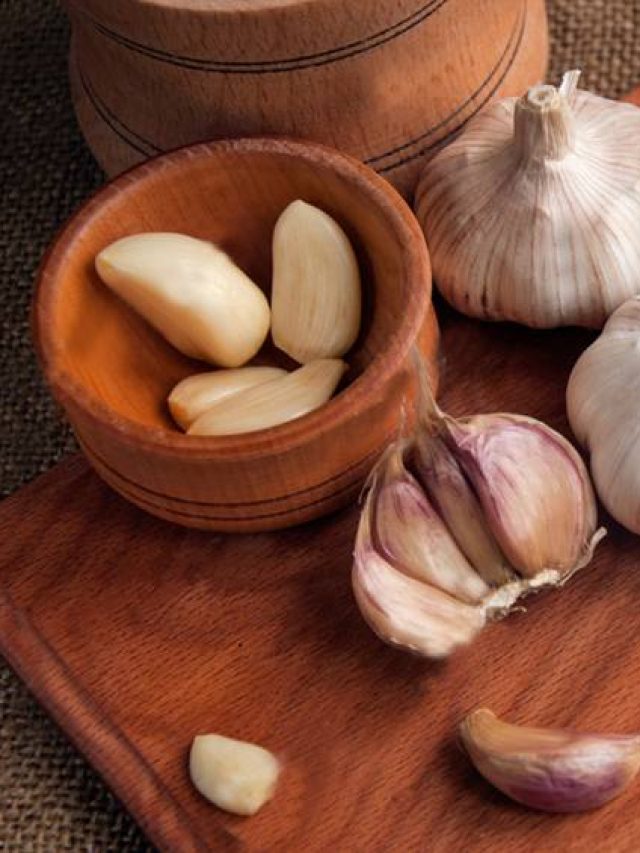 ভাতের সঙ্গে কামড়ে খান কাঁচা রসুন, অবাক করা বদল শরীরে