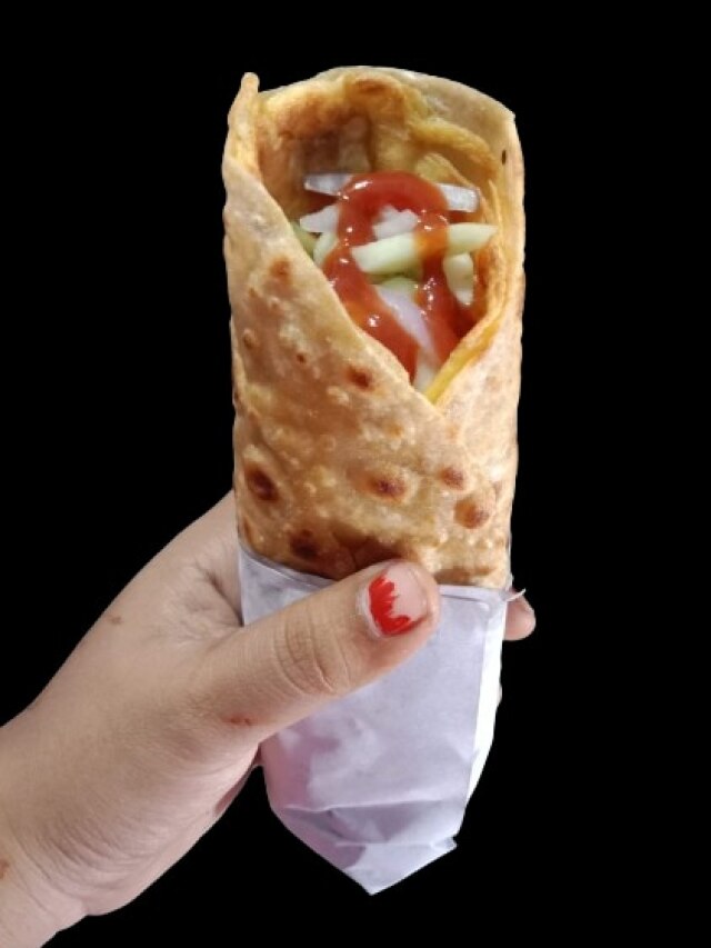 দোকানের মতো এগ রোল হবে বাড়িতেই, শুধু এভাবে বানান