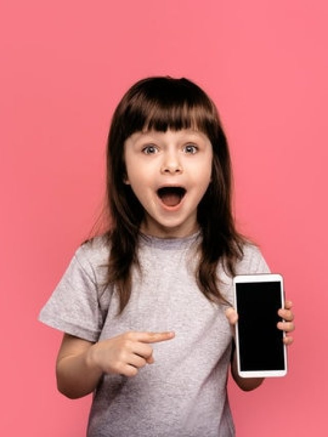 এই বয়সের আগে সন্তানকে মোবাইল নয়, সাবধান করছেন বিল গেটস