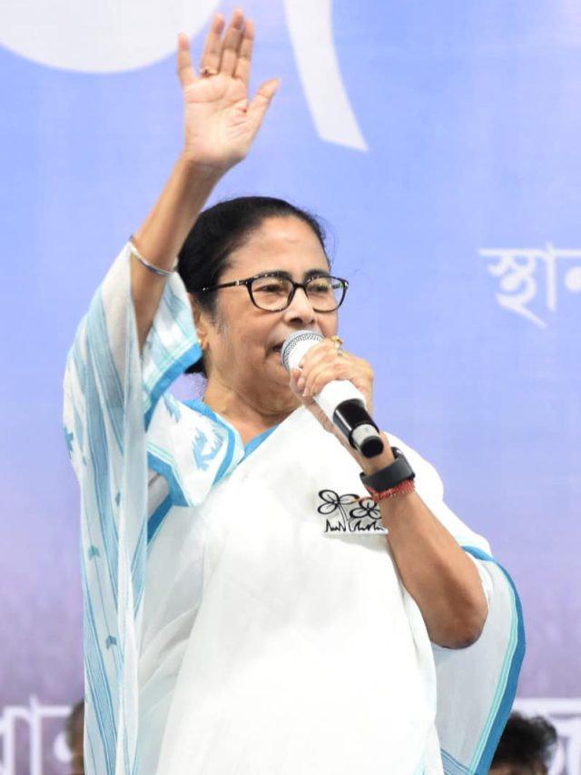 রাতে ভাত না রুটি? কী খেয়ে এত ফিট মমতা