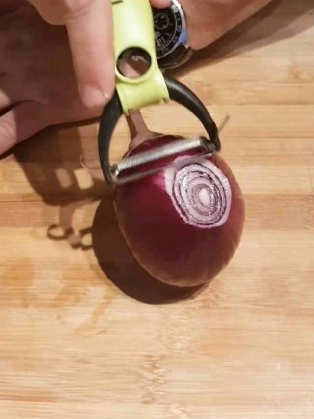 ৫ মিনিটে ১ কেজি পেঁয়াজ কাটুন, কাঁটা চামচ আর পিলারের ট্রিকসটা জানুন