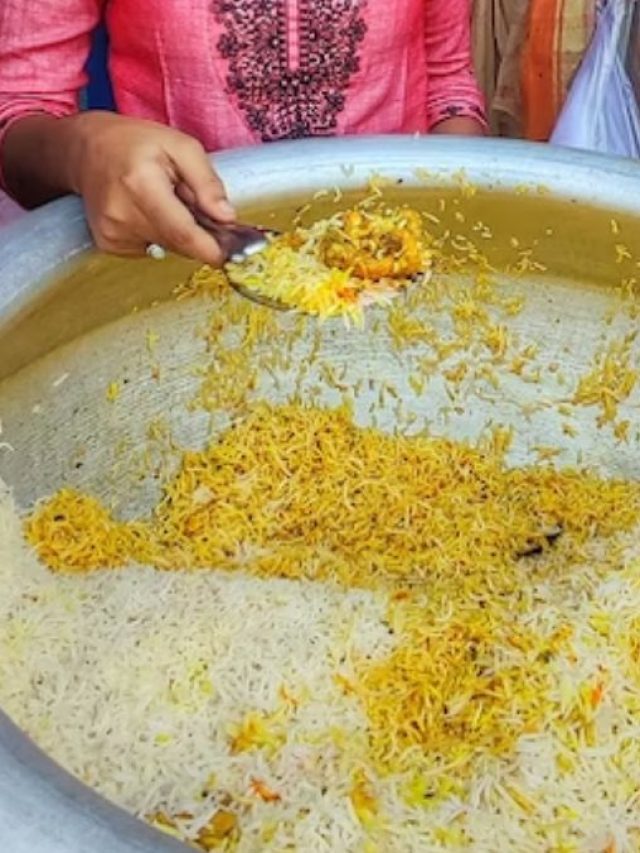 দোকানে বিরিয়ানি দেওয়ার সময় হাতা ঠুঁকে আওয়াজ করা হয়, কেন জানেন?
