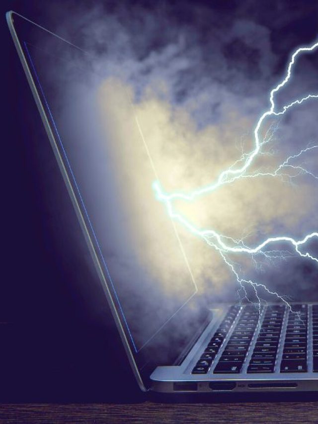 বাজ পড়ার সময় নষ্ট হতে পারে মোবাইল-ল্যাপটপ-এসি, কীভাবে বাঁচাবেন?
