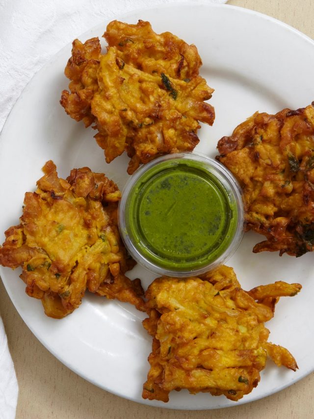 গরমের বৃষ্টিতে খিচুড়ি নয়, স্বাদ বদলান বাসি ভাতের মচমচে পকোড়ায়; সান্ধ্য রেসিপি