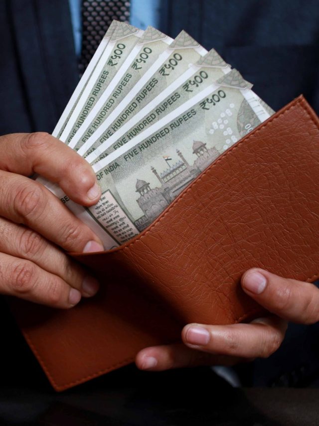 শুধু পরিশ্রমে নয়, বাড়ির এই জায়গাগুলিতে টাকা রাখলেও হবেন বড়লোক