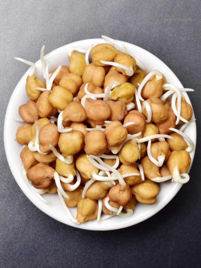 ৮ ঘণ্টা ভিজিয়েই ছোলায় বেরোবে অঙ্কুর, সহজ ট্রিক শিখে রাখুন