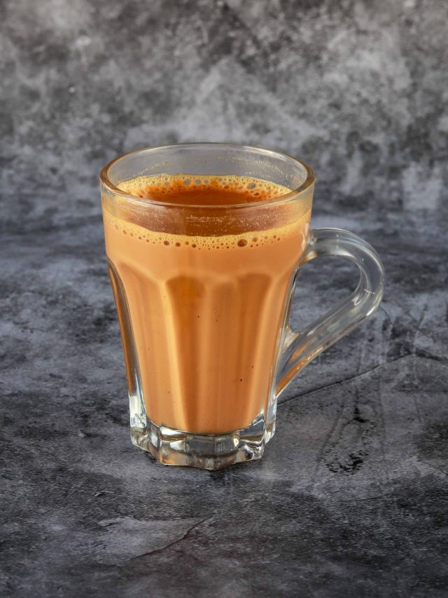 দুধ ঢালার পর কতক্ষণ ফোটালে চা দোকানের মতো গাঢ় হবে? চা-ওয়ালার টিপস