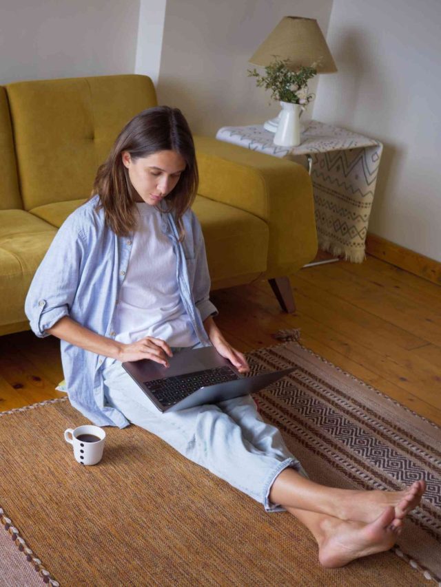 চেয়ার- সোফা ছেড়ে মেঝেতে বসুন, চমকে দেওয়া ৫ উপকার