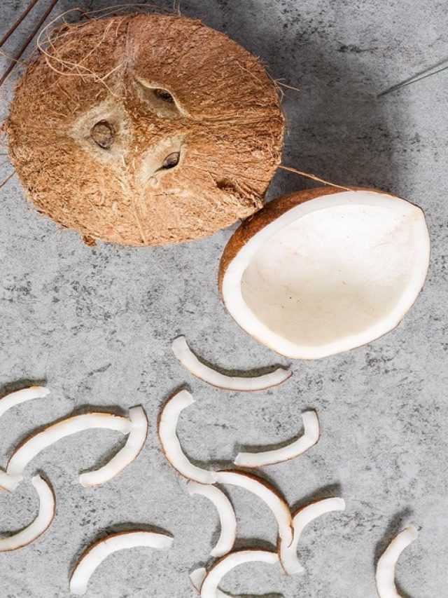 নারকেলের খোসা ছাড়ান নিমেষে! এটাই সবচেয়ে সহজ ট্রিকস