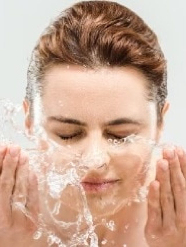 মুখে ছেটান এই জল, বুড়ো বয়সেও চিকচিক করবে যৌবন